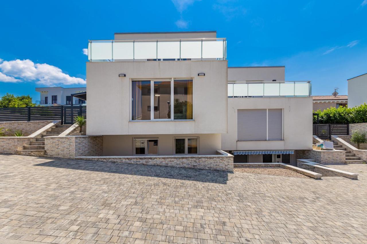 Holiday House Sunlight With Heated Pool Malinska Exterior photo